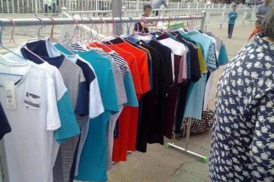 地攤服裝生意遇冷？根源在于貨源策略的缺失